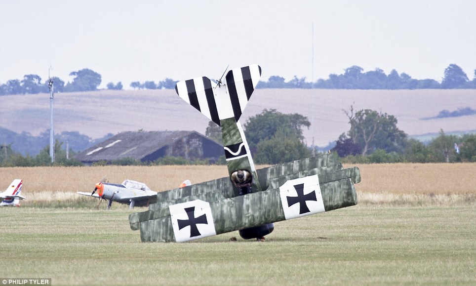 英國戰機飛行表演頭沖下落地 駕駛員安然無恙