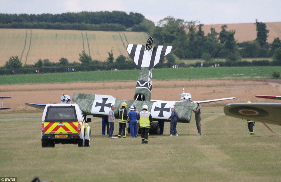 英國戰(zhàn)機飛行表演頭沖下落地 駕駛員安然無恙