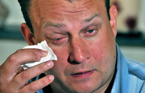 英國男子好心救鵜鶘反被傷 眼球竟被啄出