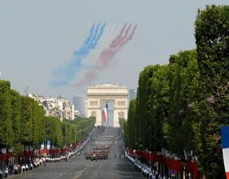 法國慶祝國慶 薩科齊將檢閱三軍