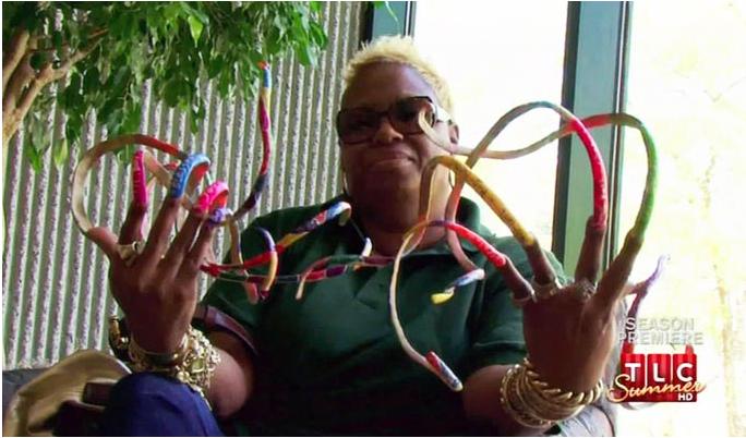 美國女子留指甲22年總長逾4米 不惜高昂花費精心維護