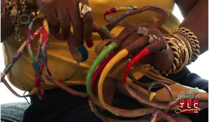 美國女子留指甲22年總長逾4米 不惜高昂花費精心維護