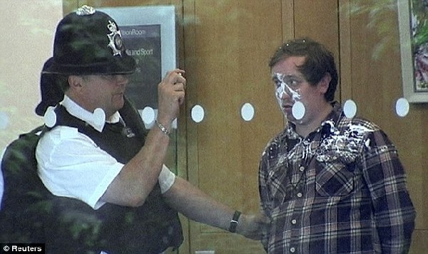 鄧文迪護夫心切“掌摑”襲擊者 英議長勒令徹查安檢