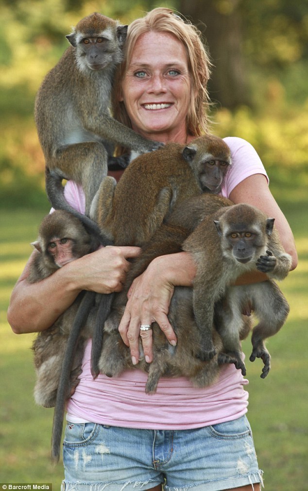 美國婦女自認(rèn)“猴媽” 飼養(yǎng)5只獼猴形影不離甚至同睡