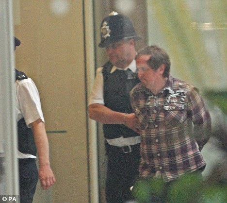 襲擊默多克者驚呼鄧文迪身手敏捷 議會“驅(qū)逐”BBC記者