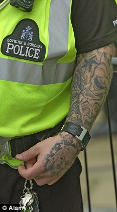 警民關系改善有新招？英一警察聯合會呼吁警員秀文身