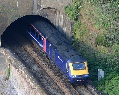 列車司機行駛途中看報紙 偷懶被拍遭停職