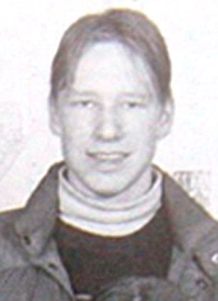 子彈或涂毒行兇時(shí)聽音樂 布雷維克父親稱兒子應(yīng)自殺