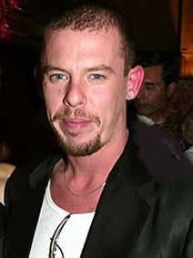 英國“鬼才”設計師麥昆為愛犬留下5萬英鎊遺產