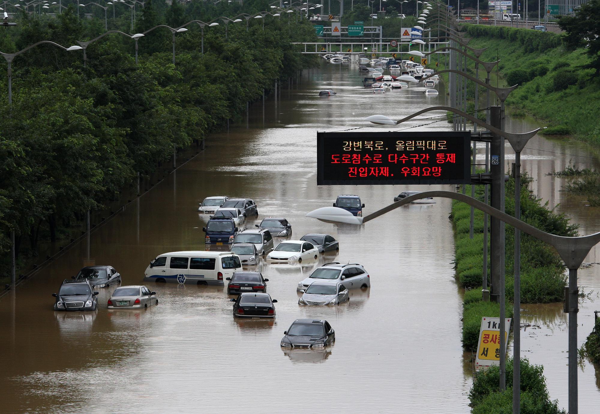 韓暴雨或將邊境地雷沖至城鎮附近 百余士兵緊急排查
