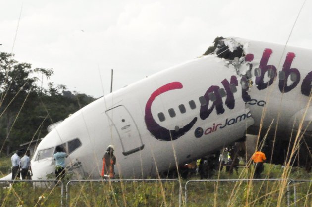 圭亞那雨夜急降機身斷裂 奇跡兩度發生163人全部生還