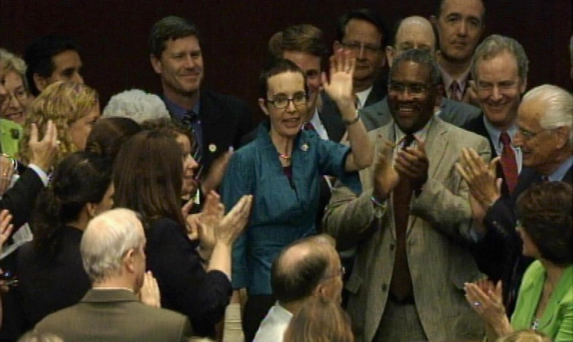 債務方案獲眾院批準：奧巴馬“賣萌”稱己可愛、普京怒批美國“寄生蟲”