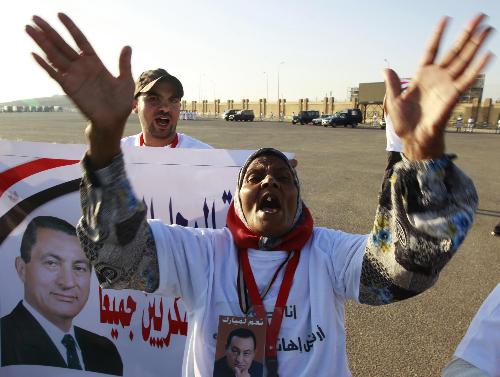 穆巴拉克飛抵開(kāi)羅警察學(xué)院 準(zhǔn)備接受審判（組圖）