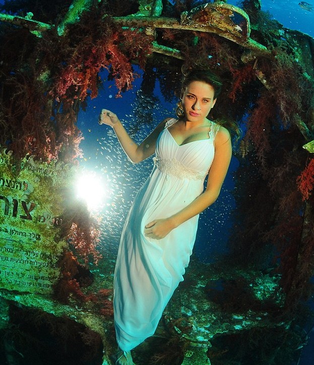 3萬(wàn)英鎊品牌婚紗“打水漂”?以攝影師演繹絕美海底秀