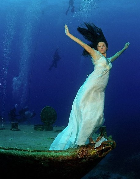 3萬(wàn)英鎊品牌婚紗“打水漂”?以攝影師演繹絕美海底秀