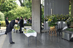 菅直人赴戰(zhàn)歿者墓苑獻(xiàn)花 閣僚無人參拜靖國神社