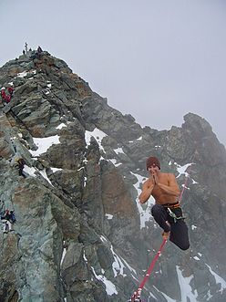 奧地利青年800米高空上演絕技 本國(guó)最高峰成功赤腳走軟繩