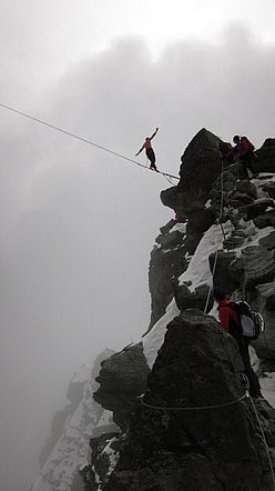 奧地利青年800米高空上演絕技 本國(guó)最高峰成功赤腳走軟繩