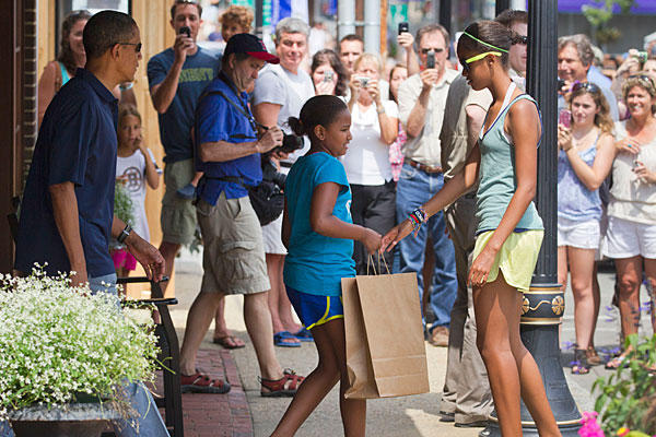 奧巴馬批評聲中開始休假 第一天買書打高爾夫聽匯報(bào)