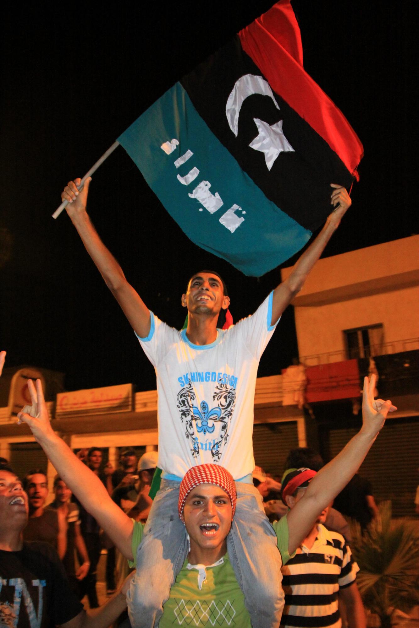 反對派宣稱控制首都 卡扎菲不知所蹤妻兒“就擒”