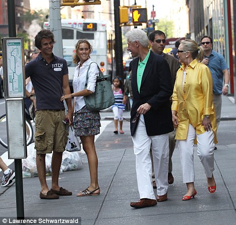 罕見街拍希拉里攜夫閑逛紐約 疑欲隱退回歸普通生活