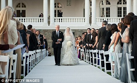 罕見街拍希拉里攜夫閑逛紐約 疑欲隱退回歸普通生活