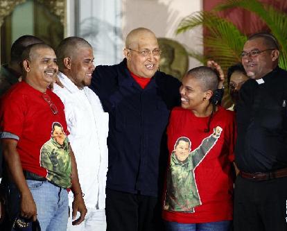 查韋斯支持者剃光頭祝愿其早日康復(fù)