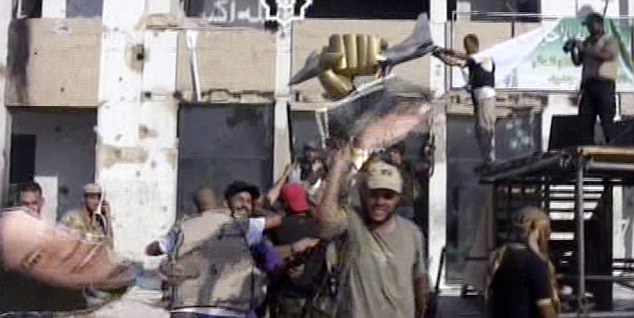 卡扎菲倒臺反對派占據兵營 首都亂象叢生