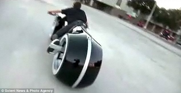 現(xiàn)實版《創(chuàng)：戰(zhàn)紀》夜光無輪轂摩托問世 時速近200公里