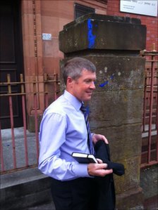 英國副首相出席集會被人潑油漆 機智反應解尷尬