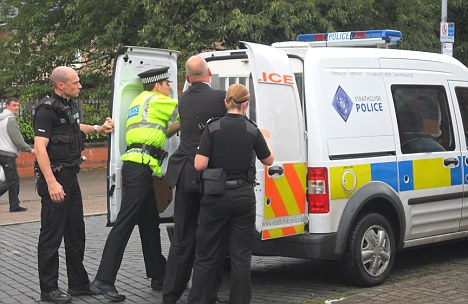 英國副首相出席集會被人潑油漆 機智反應解尷尬