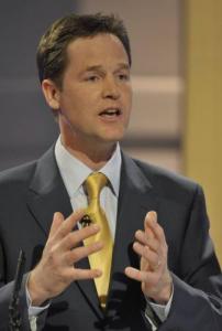 英國副首相出席集會被人潑油漆 機智反應解尷尬