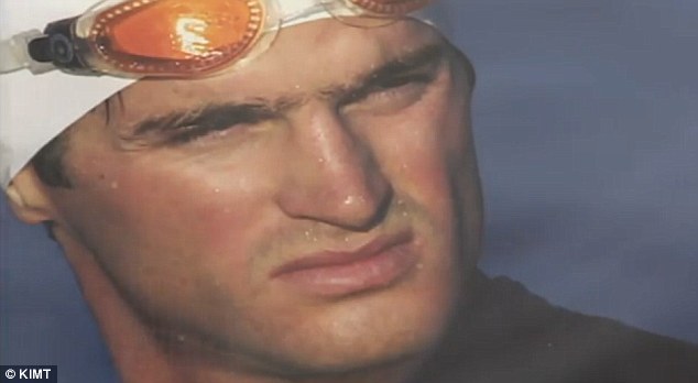 美軍士兵在阿陣亡 狗“兒子”傷心欲絕為其“守棺”