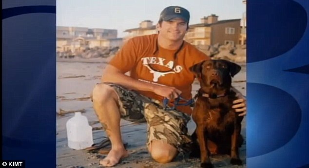 美軍士兵在阿陣亡 狗“兒子”傷心欲絕為其“守棺”