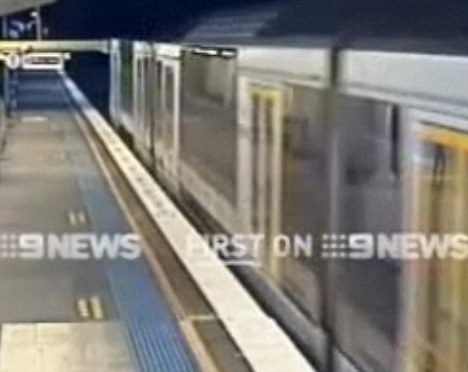 為與女孩搭訕反復穿越鐵軌 澳12歲男孩險些喪命