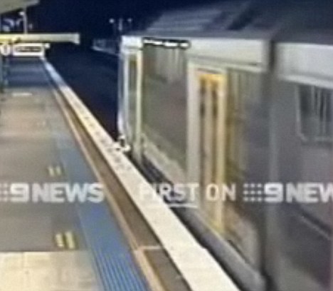 為與女孩搭訕反復穿越鐵軌 澳12歲男孩險些喪命