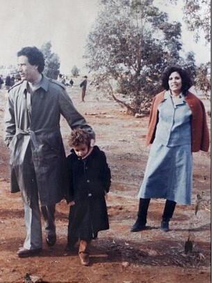 卡扎菲家庭相冊曝光 身穿西方品牌服裝悠閑散步