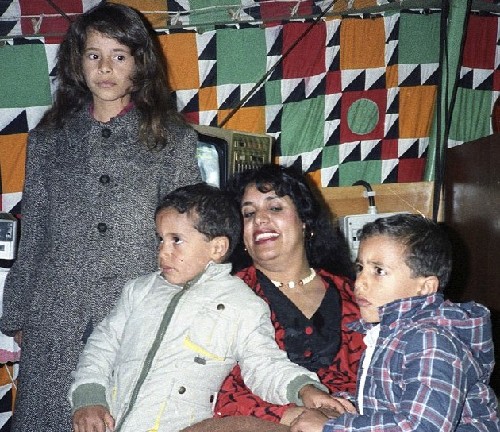 卡扎菲家庭相冊(cè)曝光 身穿西方品牌服裝悠閑散步