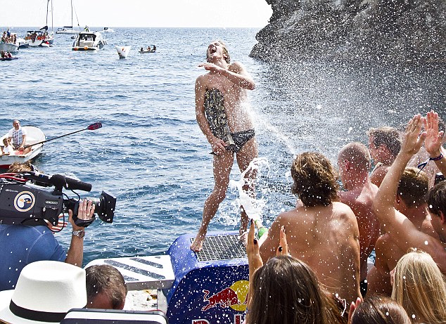 27米高空驚險一躍 英選手蟬聯(lián)“紅牛杯”懸崖跳水冠軍