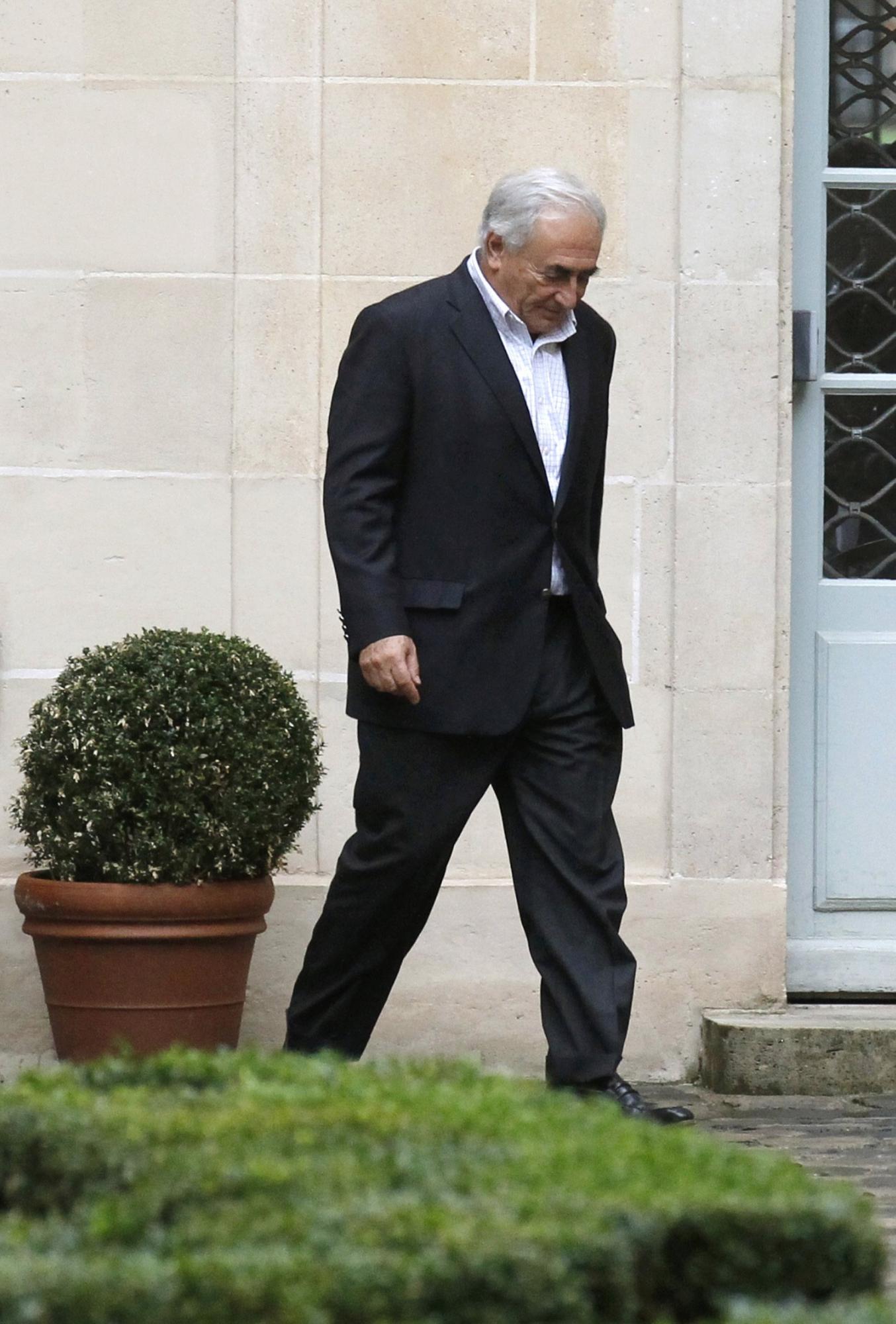 IMF前總裁卡恩低調(diào)回國拒絕答問 政治前景不樂觀