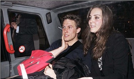 身材高挑長發(fā)動人 凱特初戀男友新歡是舊愛翻版？