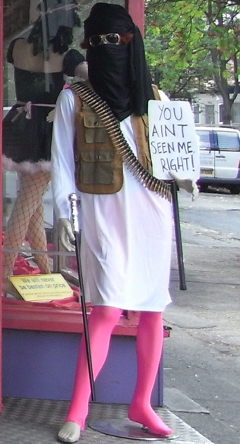 “卡扎菲”模特現(xiàn)身英國(guó)道具店 驚動(dòng)警察被迫撤換