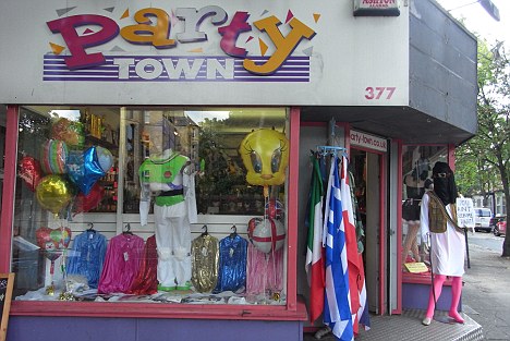 “卡扎菲”模特現(xiàn)身英國(guó)道具店 驚動(dòng)警察被迫撤換