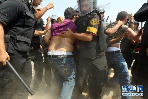 組圖：埃及三審穆巴拉克 庭外爆發沖突