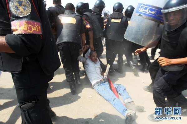 組圖：埃及三審穆巴拉克 庭外爆發沖突