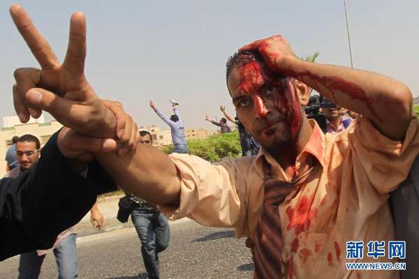 組圖：埃及三審穆巴拉克 庭外爆發沖突