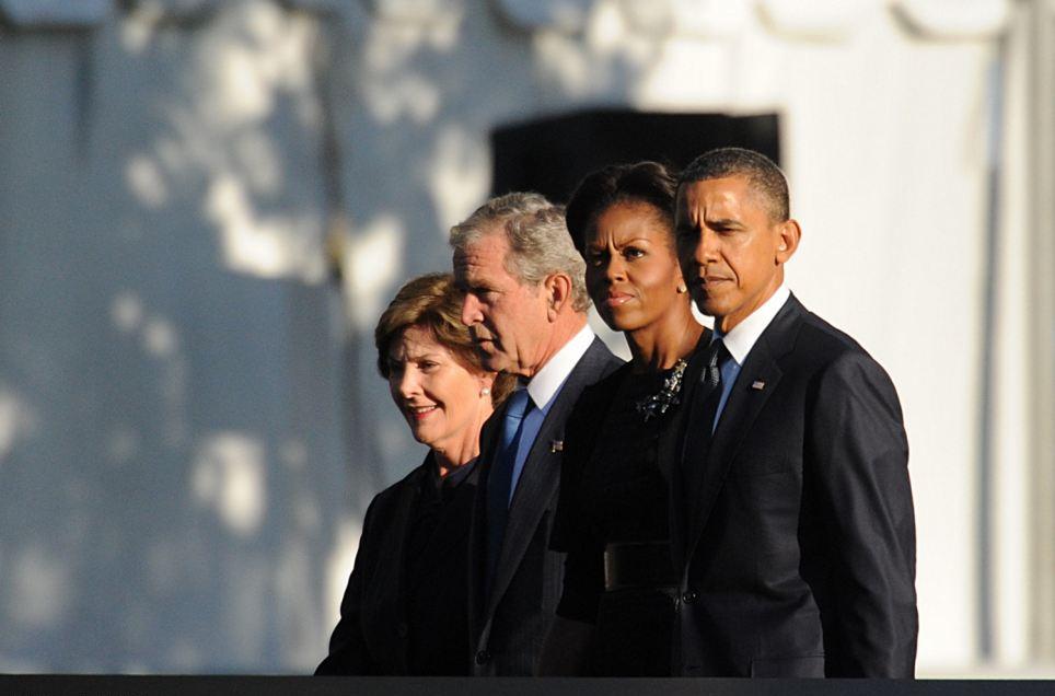 奧巴馬、小布什齊現(xiàn)身9•11紀(jì)念儀式 美駐英使館外爆發(fā)抗議