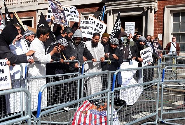 奧巴馬、小布什齊現(xiàn)身9•11紀(jì)念儀式 美駐英使館外爆發(fā)抗議