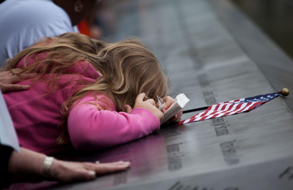 奧巴馬、小布什齊現身9•11紀念儀式 美駐英使館外爆發抗議