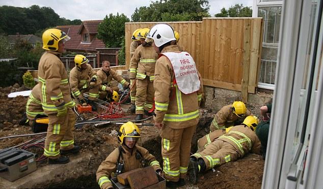 英國(guó)男子擴(kuò)建自家花園 被兩噸水泥“壓頂”幸運(yùn)生還